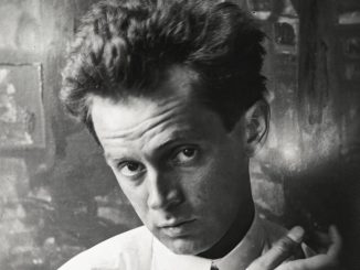 Egon Schiele, im Hintergrund das Gemälde Waldandacht